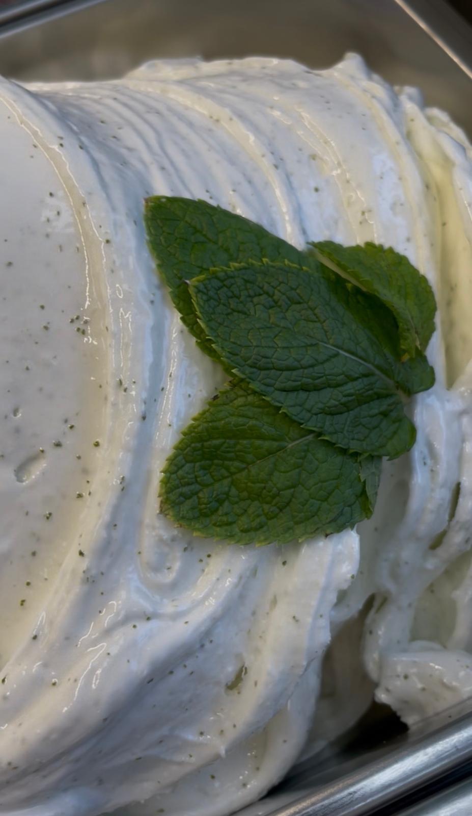 Helado de lima y hierbabuena